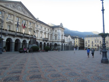 Piazza Chanoux nel cuore di Aosta: salotto in città